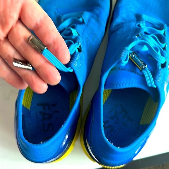 Men’s Blue & Yellow Under Armour Shoes! Size 10.5 Magnet closure-stretchy laces! - Picture 4 of 4